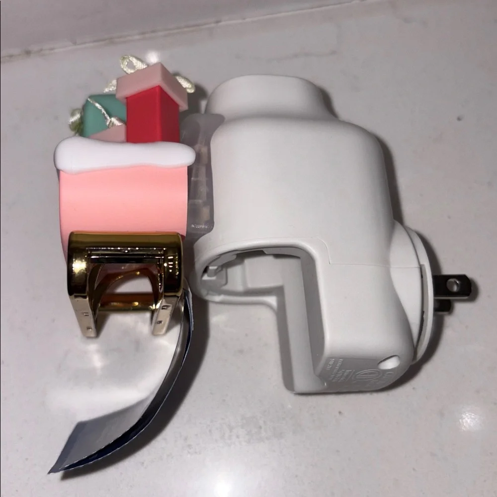Yankee Candle sleigh with packages scentplug diffuser new